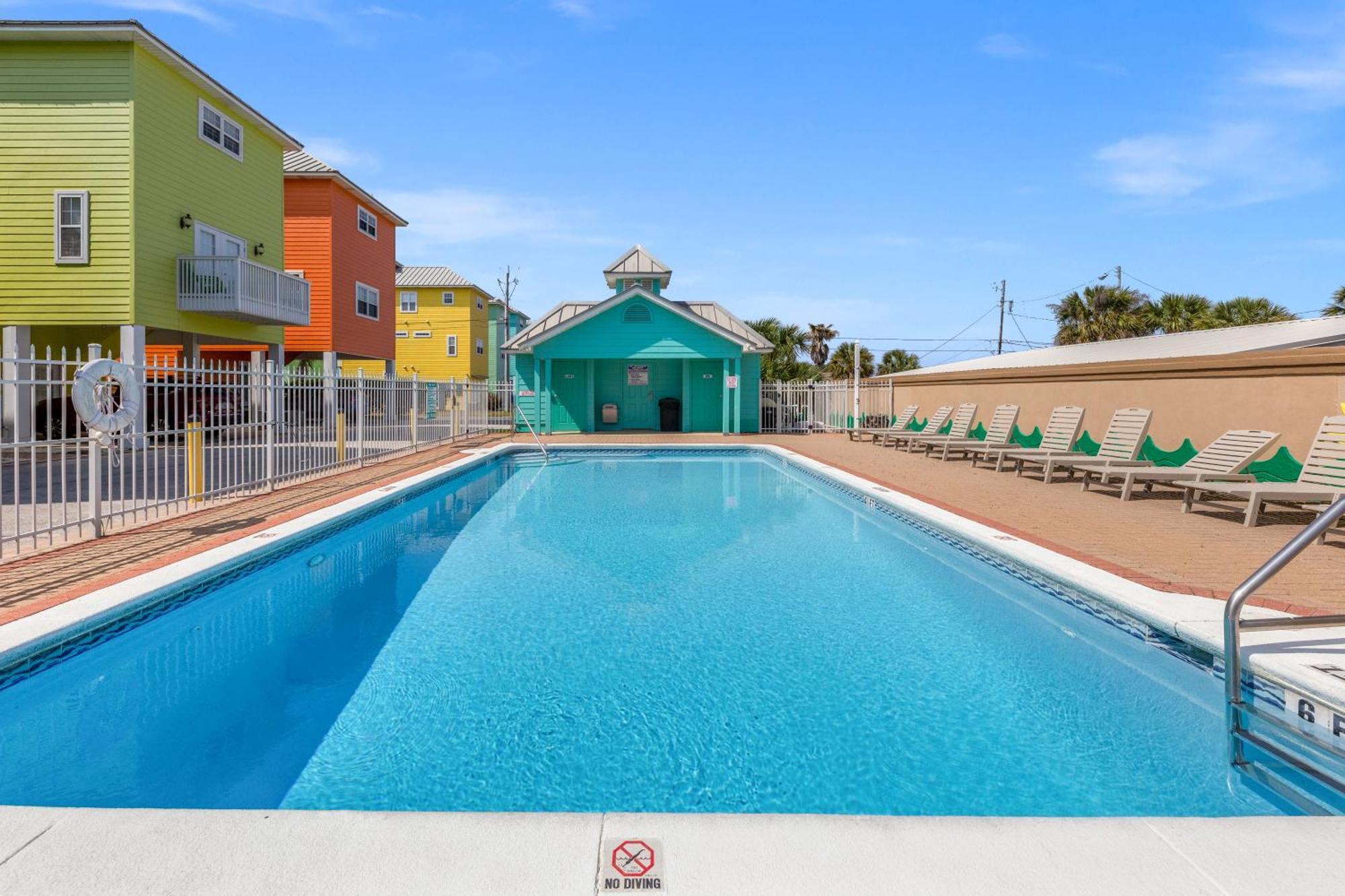 Colorful Next To Pier Park W/ Gulf Views And Pool! Holiday home *